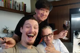 周华健一家三口罕露面，60岁洋人老婆满头白发，父子俩同框似兄弟图片