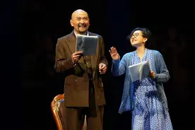首都剧场大门重启，北京人艺青年演员上演《推销员之死》剧本朗读图片
