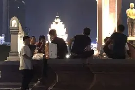 在柬埔寨国父雕像下大吃大喝，一群年轻人遭网友痛斥图片