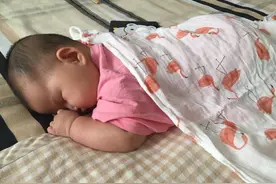 孩子总是积食爱“趴睡”？儿科医生：无非4个原因，家长别不在意图片