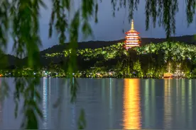 游客凌晨3点排队！杭州西湖夏天特有的“鬼市”,开张10分钟便消失图片