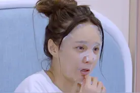 沈梦辰的腿磕伤，孟佳帮她按摩，镜头拉近看到伤痕，才知她多拼图片