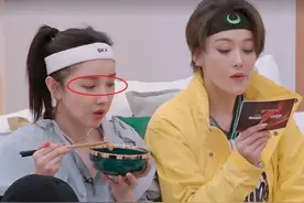 陈小纭双眼皮变宽，神似“悲伤蛙”，网友：这是整容的后遗症吗？图片