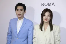 赵薇参加活动呼声大、人气高，张若昀同台变绿叶，尴尬却强装镇定图片