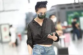 张歆艺也太潮了，牛仔裙直接撕到大腿好时髦，“发面脸”好显气场图片