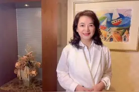 霸王花来了！63岁一代女神息影多年罕见亮相，网民：美貌不输当年图片