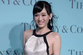 陈乔恩的穿搭一般人学不来，露背连衣裙配绿鞋子，单靠气质就赢了图片