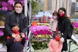 郭晶晶一家五口全家福曝光！仨孩子拉手很友爱，采买年货超接地气图片
