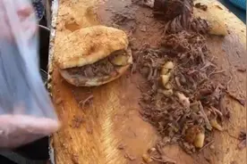 山东30年的牛肉饼摊，一个饼10元，一早上卖300个，日入3000图片
