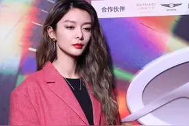 傅菁真是自带的气场，穿桃红色西装也帅气十足，但又不失妩媚气息图片
