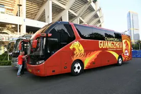 中超球队大巴大比拼！恒大霸气上港亦不弱，到底哪家最有气势？图片