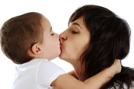 1岁宝宝被陌生男子亲了一口，却因此丧命：别让人随便亲孩子图片