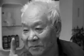 内蒙古断臂流浪汉常年喂马，村里迎来几辆汽车，首长：终于找到你图片