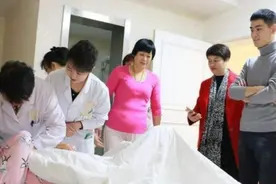随便摸宝宝容易变傻，谨记“三摸五不摸”，别让亲戚“下黑手”图片