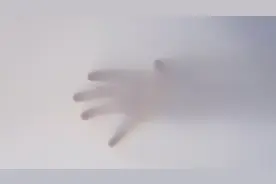 被生活压垮的年轻人，在密室里放飞自我图片