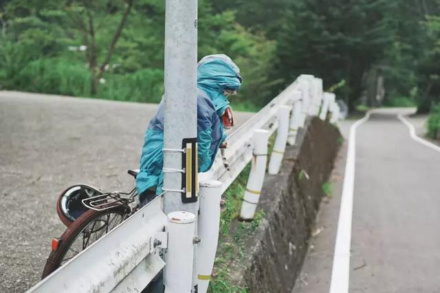 日本有个恐怖村庄,奶奶按照逝者原型做了300个人形,日夜陪自己