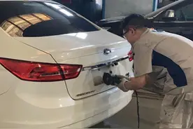 乘客行李被锁网约车后备箱无奈自费开箱 网约车平台：只能找司机赔付图片