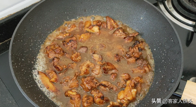 鸡肉加2斤花甲这样做一锅，汁鲜肉香又嫩滑入味，好吃到不想放筷