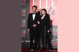 大S也中年发福？穿黑色大衣配过膝长靴太显壮硕，比老公还大一号图片