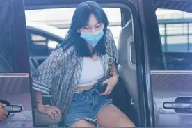 女明星为秀腰豁出去了，“裤腰外翻”新穿法，一般人可模仿不来图片