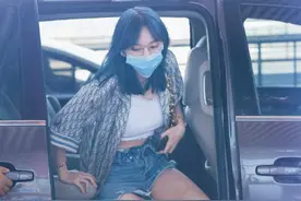 女明星为秀腰豁出去了，“裤腰外翻”新穿法，一般人可模仿不来图片