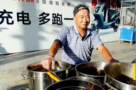 河南大爷卖小吃，教徒两千人，分文不取管食宿，网友：中国好大爷图片