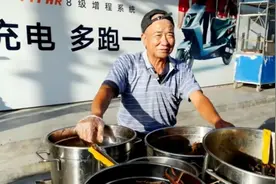河南大爷卖小吃，教徒两千人，分文不取管食宿，网友：中国好大爷图片