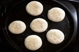 舌尖上的美食之山东发面饼和玉米馒头，夏天吃面食，这两种最火图片