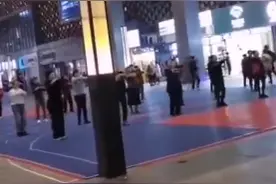 大妈们被指霸占篮球场跳广场舞 工作人员：既是篮球场也是广场图片