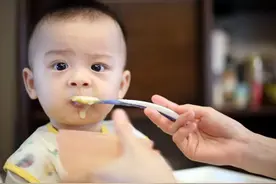 孩子不吃没事，一吃就出毛病？别怪孩子矫情，家长喂不对才是关键图片