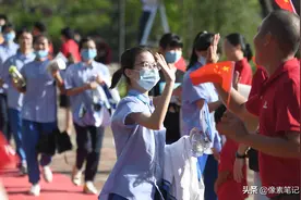 2020年高考落幕，双胞胎妹妹来接哥哥回家，这些瞬间太美好了图片