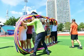 全家齐上阵！大连城市足球联赛举行嘉年华活动图片