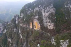 “挂壁公路”霜叶红 层林尽染惹人醉图片