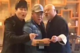 刘金山李琦参加高档酒局，手舞足蹈一脸醉意，66岁李琦疾病缠身图片