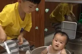 熊孩子趁妈妈不注意，把弟弟放进锅里“炖了”，妈妈发现后很崩溃图片