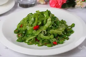 因一盘辣椒炒苦瓜，两母女差点被“毒倒”！饮食不能过量食用它图片