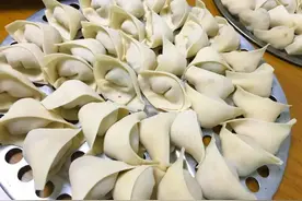 非洲人模仿中国人包饺子，看到成品后，中国网友：给我钱都不吃图片
