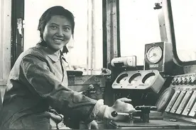 上世纪50年代，我国的第一位女火车司机田桂英，后来怎么样了？图片