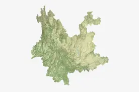 云南西部地区最大的盆地，面积超600km²，三面环山一面临海。图片