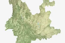 云南西部地区最大的盆地，面积超600km²，三面环山一面临海。图片