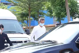 小鬼黄鸿升灵柩已转移至灵堂 父亲现身表情沉痛图片