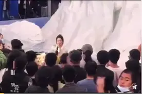 《有翡》杀青现场曝光！赵丽颖哽咽感谢工作人员，四个字引人泪目图片