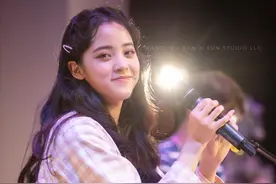 女明星睡衣造型，格纹复古又摩登，在家也能穿出模特范图片