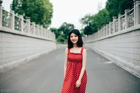 故事：旅游宿醉醒来后，身边躺了个帅男神图片