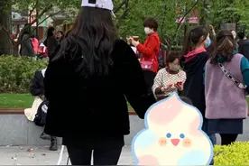 baby独自带娃出行，少女背影不像孩子妈，网友爆儿子长相出众图片