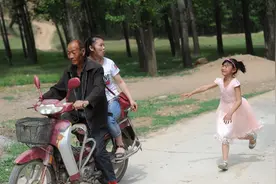 父母离异苦孩子，女孩三年只见妈妈一次，哭追摩托车跑一公里图片