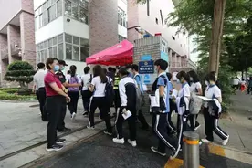 深圳“重点中学”工资单曝光，怪不得博士都争抢名额，谁能不心动图片