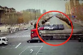 不得了！大货车，满载、超高，上面还拼装了5辆电动车图片