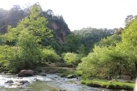 云南宜良马蹄河露营，在绿水青山的包围中，吃着我们最爱的火锅图片
