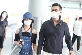 何超莲真是低调的“富家女”，穿背带裤走机场，气质不输大明星图片